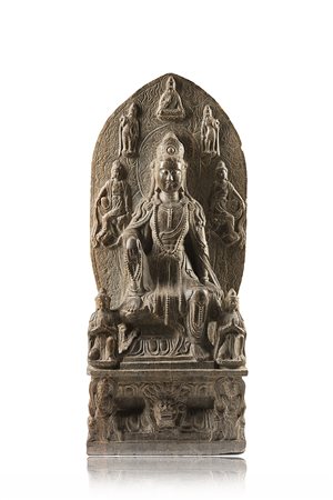 Scultura in pietra grigia raffigurante bodhisattva Guanyin dalle lunghe vesti...