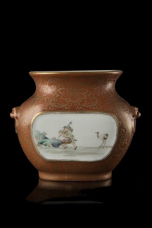 Vaso da parete in porcellana con doppie anse, decorato con scena centrale di...