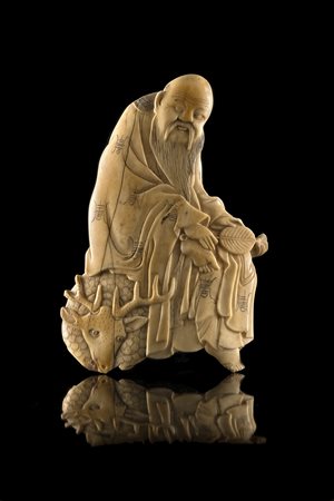 Placca in avorio raffigurante Immortale dalla lunga barba accompagnato da un...