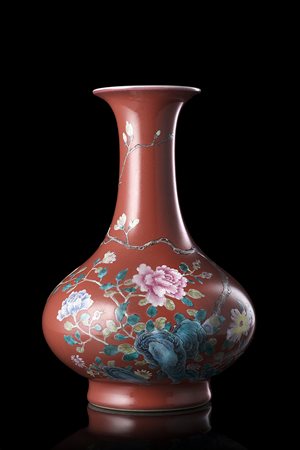 Vaso a bottiglia con decorazione floreale a smalti policromi su fondo rosso...