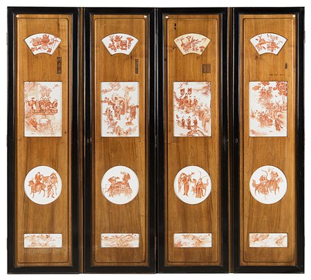 Quattro pannelli in legno con inserite placche in porcellana sagomata a...