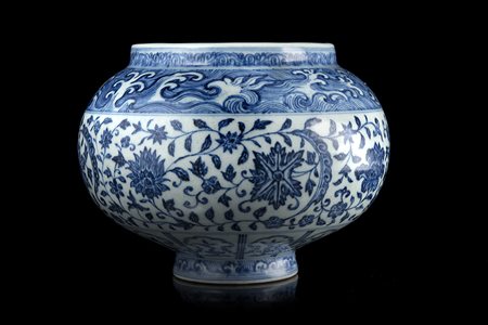 Piccola giara bianca e blu decorata in stile Ming con motivi florealiCina,...