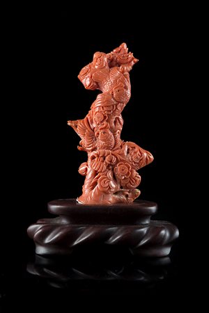 Scultura in corallo rosso raffigurante uccelli tra rami in fiore, con base in...