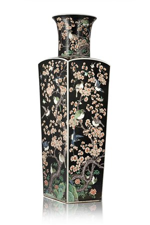 Vaso in porcellana a smalti Famiglia Verde su fondo nero decorato con motivi...