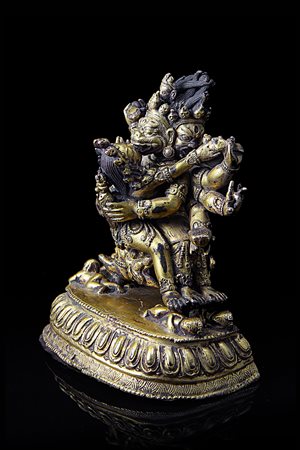 Scultura in bronzo dorato raffigurante Yamantaka e consorte abbracciati,...