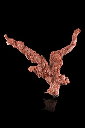 Ramo in corallo scolpito con dame dalle lunghe vesti e fanciulliCina, inizio...