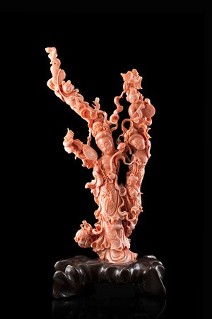 Ramo in corallo scolpito con dame dalle lunghe vesti accompagnate da...