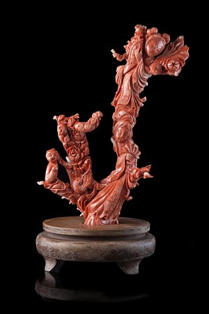 Scultura in corallo raffigurante dame dalle lunghe vesti, bambini e uccelli...