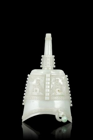 Campana rituale di forma arcaica in giadeite bianca e grigia con sfumature...