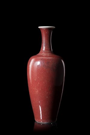 Vaso in porcellana dalla forma allungata liuyeping, a invetriatura monocroma...