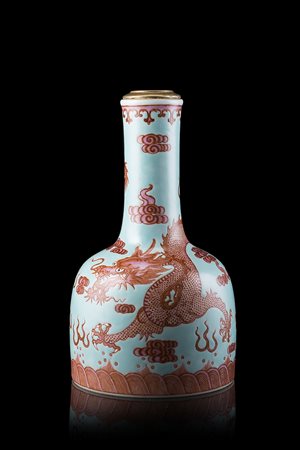 Vaso in porcellana con montatura in bronzo, decorato con drago, marchio...