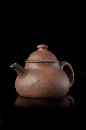 Teiera con coperchio in terracotta yixing, con firma dell'artista Meng Chen e...
