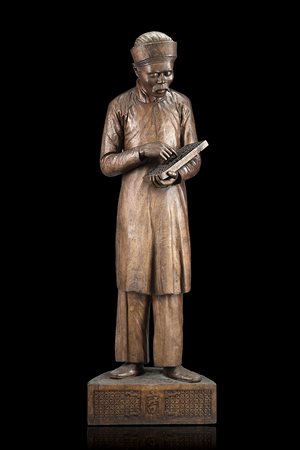Scultura in legno 'nanmu' raffigurante mercante, vestito con casacca lunga e...