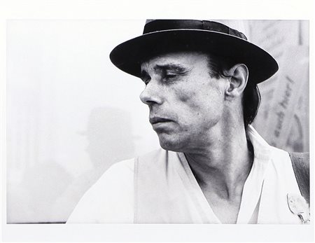 KEN DAMY Joseph Beuys, 1979 fotografia in bianco e nero cm. 24x30,5; opera...
