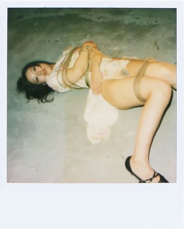 NOBUYOSHI ARAKI Tokyo 25/05/1940 Senza titolo polaroid cm. 11x9, firma al retro.