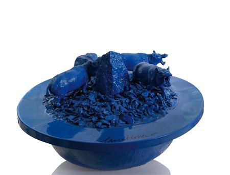 WILLIAM SWEETLOVE Ostenda (Belgio) 1949 Three cloned blue hippos, 2006 resina...