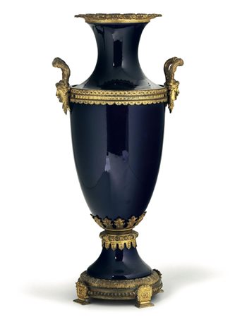 Anonimo, Vaso tipo Sevres XIX -XX sec Vaso in ceramica blu e bronzi dorati,...
