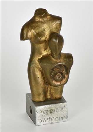 Anonimo OMAGGIO A DE CHIRICO scultura in bronzo dorato e alluminio, h cm 17...