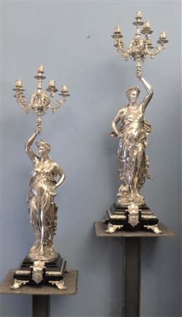 COPPIA DI CANDELABRI in bronzo argentato poggiante su base di marmo nero con...