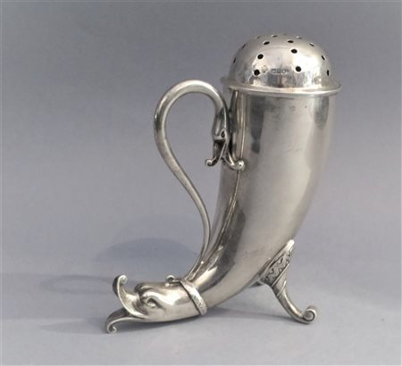 SPARGIZUCCHERO In argento, corpo liscio sagomato terminarte a motivo...