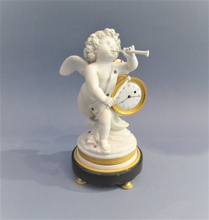 PENDOLA Da tavolo, scutlura in porcellana di biscuit raffigurante putto alato...