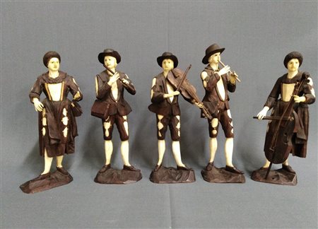 SCULTORE TEDESCO DEL XVIII SEC. Gruppo di pitocchi concertanti in legno...