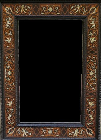 GRANDE SPECCHIERA Cornice lavorata ad intarsio in avorio raffigurante...