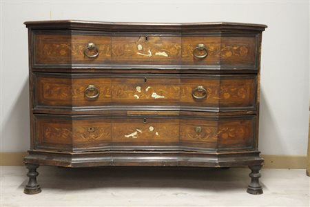 CASSETTONE Cassettone Lombardo-Veneto in noce finelmente intarsiato con...