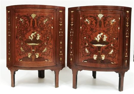 COPPIA DI ANGOLIERE XIX SEC. Rara coppia di angolari in noce bombati ad una...