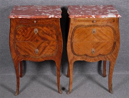 COPPIA DI COMODINI Coppia di comodini in palissandro con piano in marmo,...