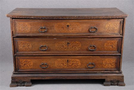 CASSETTONE in noce finemente intarsiato XVII secolo cm 95x147x61