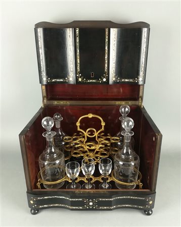 TANTALUS Tantalus in legno ebanizzato con intarsio in madreperla All'interno...