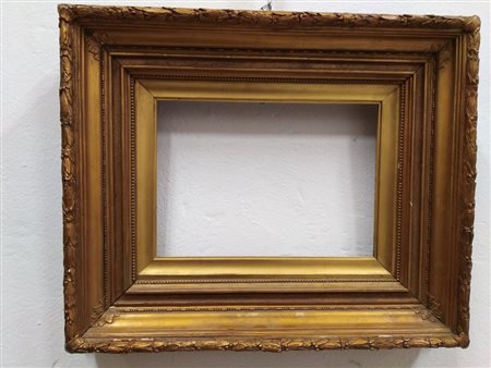 CORNICE FRANCESE DEL XIX SEC. in legno e pastiglia dorata Luce interna cm...