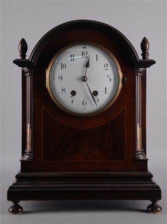 OROLOGIO Orologio a pendolo da tavolo con cassa in mogano, quadrante...