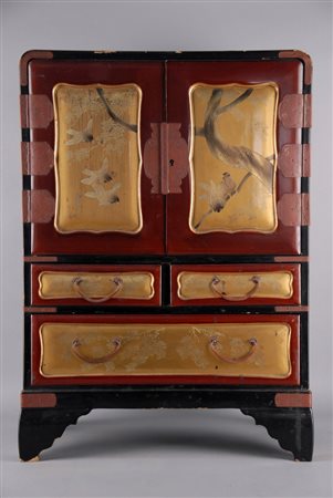 STIPO Piccolo stipo Legno laccato. Cina, inizi XX secolo. cm 51x26x13