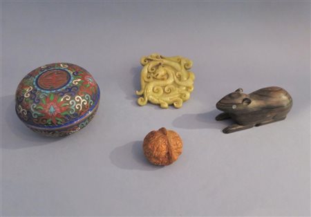 LOTTO DI OGGETTI ORIENATLI Composto da una scatola closoinette, penndente in...