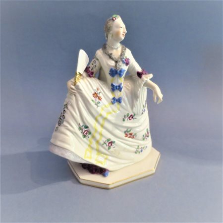 SCULTURA IN PORCELLANA "Dama con ventaglio" Probabilmente Sassonia cm 17 XX sec.