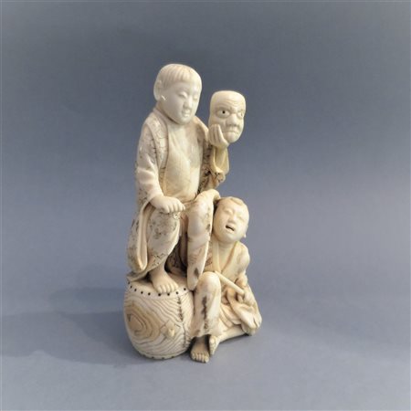 SCULTORE GIAPPONESE PERIODO MEIJI "Bambini con maschere" Avorio, firmato alla...