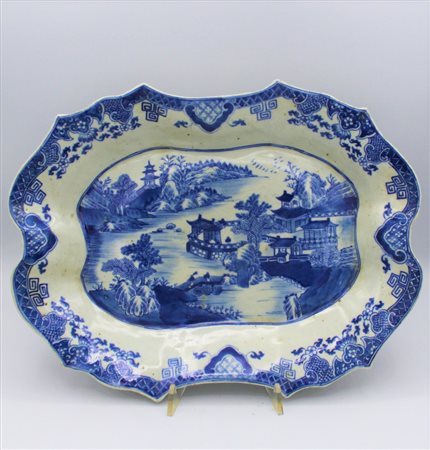 PIATTO DA PORTATA in ceramica bianca e blu. Cina fine XIX sec. cm 37x29