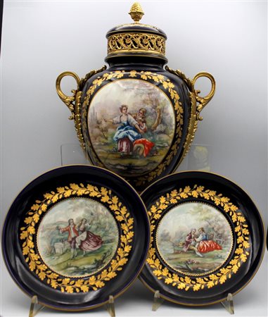 MANIFATTURA DI SEVRES Un vaso e due piatti in porcellana blu cobalto decorati...