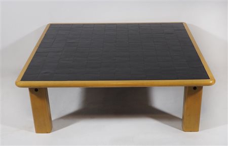 Ibisco: tavolo basso quadrato in legno chiaro con interno a riquadri in cuoio...