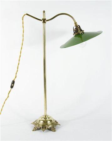 Lampada da tavolo regolabile in ottone con paralume in metallo verde. H. cm. 64.