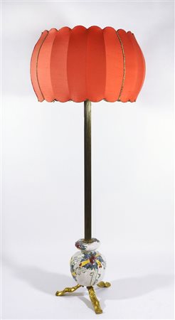 Lampada a stelo con fusto in ceramica policroma e bronzo, con grande...