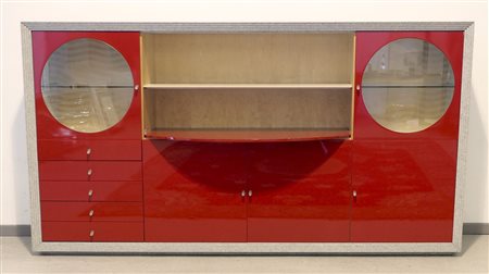 Lunga credenza laccata rossa con due ante a vetri rotondi, 3 ante e cassetti....