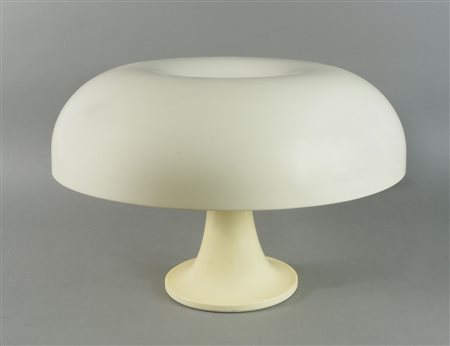 Atemide: lampada da tavolo bianca modello Nesso. Disegno di G. Mattioli.