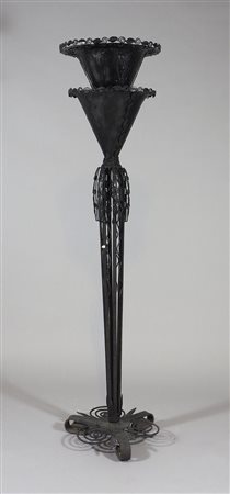 Lampada da terra in ferro battuto dipinto nero. H. cm. 185.