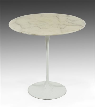 Knoll: tavolino in metallo laccato bianco con piano in marmo. Disegno di E....