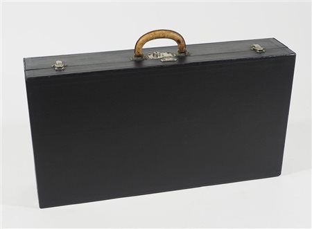 Louis Vuitton: valigia rigida da viaggio portacamicie in pelle nera....