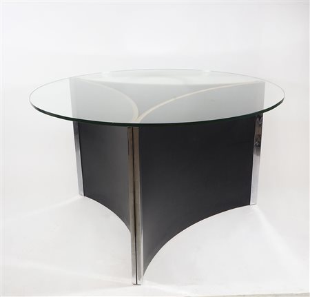 Tavolo con piano rotondo in cristallo su grande base triangolare in legno...