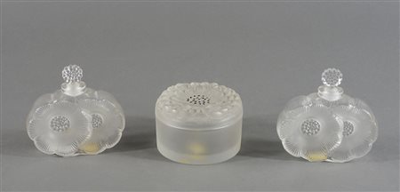 Lalique: lotto in cristallo finemente lavorato composto da paio di boccette e...